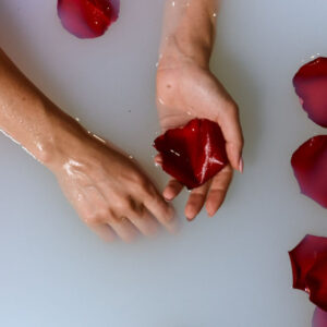 СПА-процедура "Ванна Клеопатры" (ванна с гидро- и пузырьковым массажем, с морской солью "Рецепты Клеопатры" - с натуральным экстрактом меда, эфирным маслом корицы, сухим молоком 1,5%)