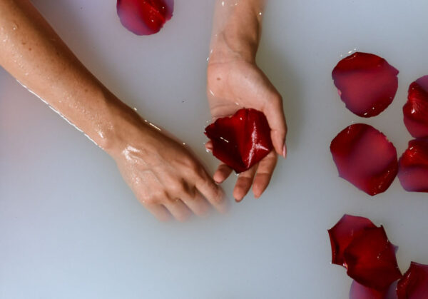 СПА-процедура "Ванна Клеопатры" (ванна с гидро- и пузырьковым массажем, с морской солью "Рецепты Клеопатры" - с натуральным экстрактом меда, эфирным маслом корицы, сухим молоком 1,5%)